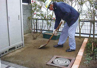 草を抜く→施工厚さをすき取る→強固な路盤に！