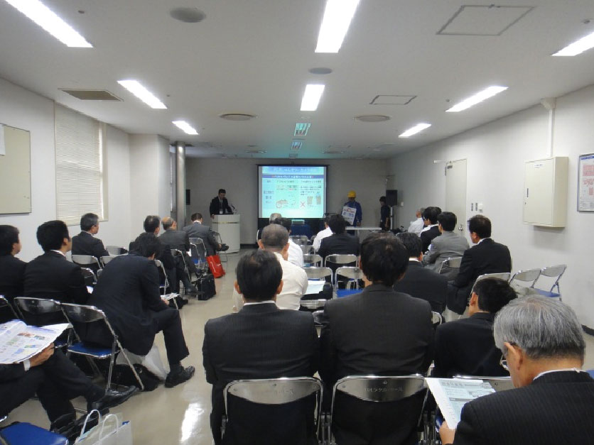 製品技術説明会にて渋谷事務局長がfcr工法説明を行いました。