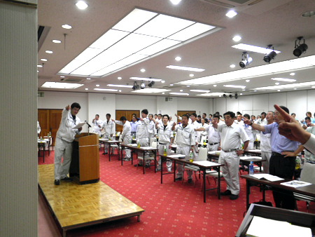 安全衛生スローガン 唱和と指差称呼をしている写真です